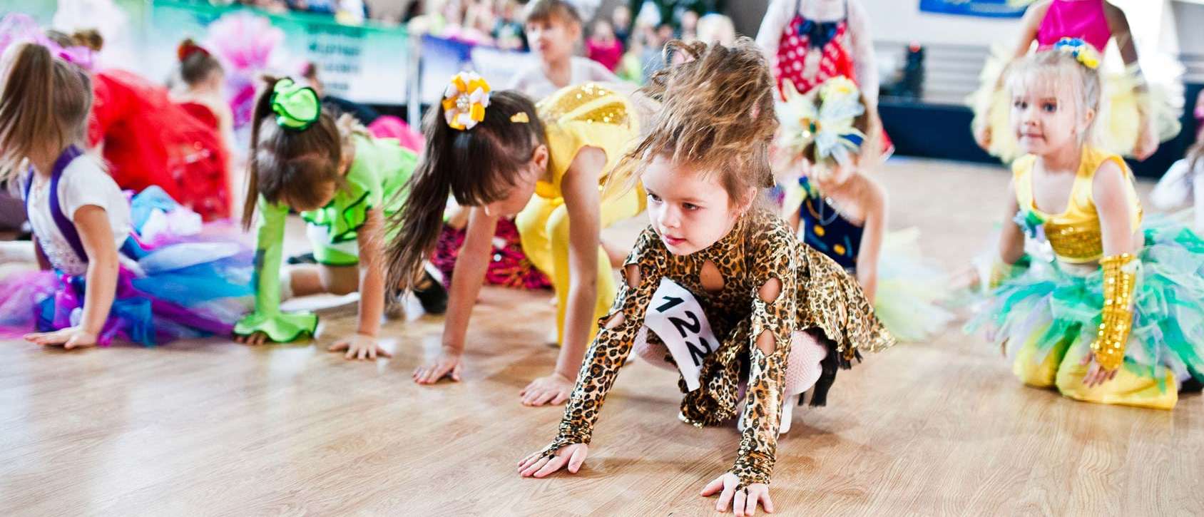 Jeune fille âgée de 6 ans / 6 ans enfant / Enfants / Enfants / danse pour  enfants sur l